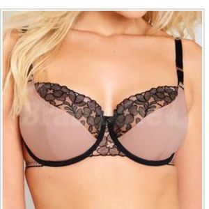 Floral lace detailed wire bra